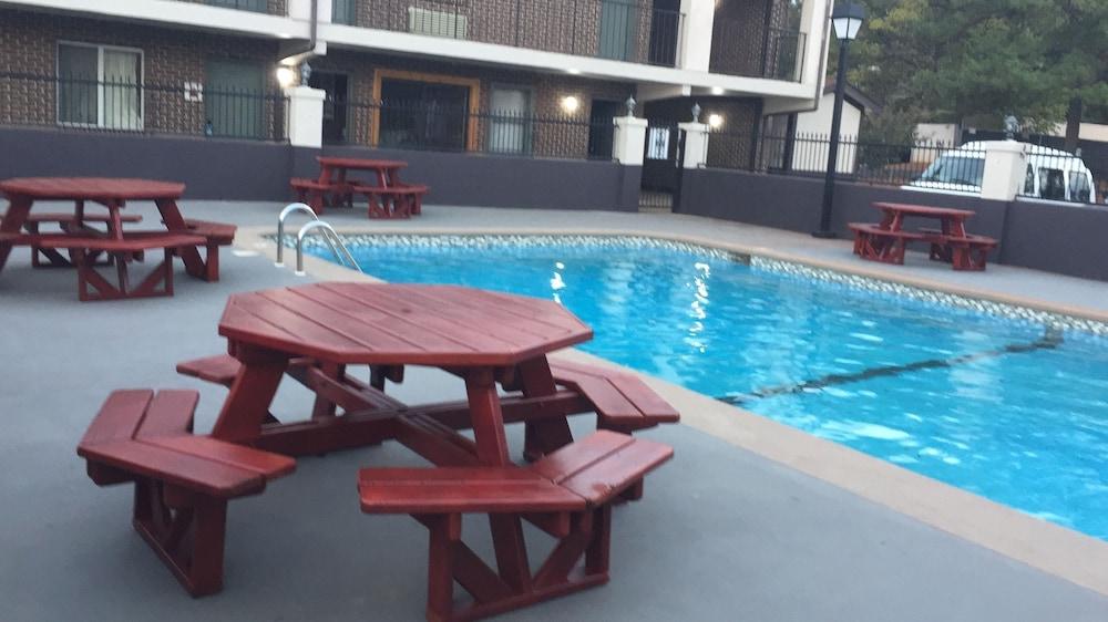 Econo Lodge Inn & Suites University Huntsville Εξωτερικό φωτογραφία
